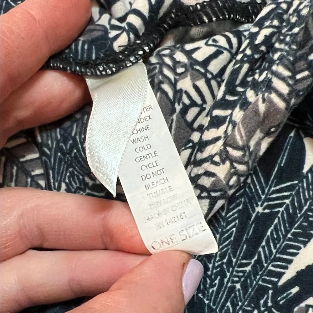 LuLaRoe Blue and White Patterned Leggings - Picture 2 of 3